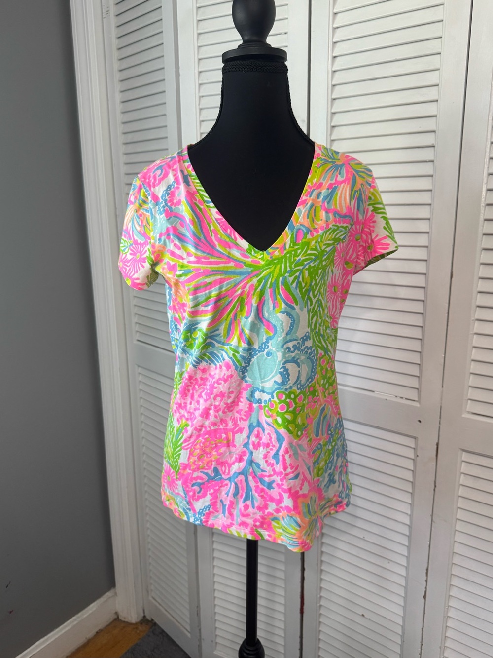 Lilly Pulitzer V-Neck Short Sleeve - Pink, Green, Blue Casa Banana Top Medium